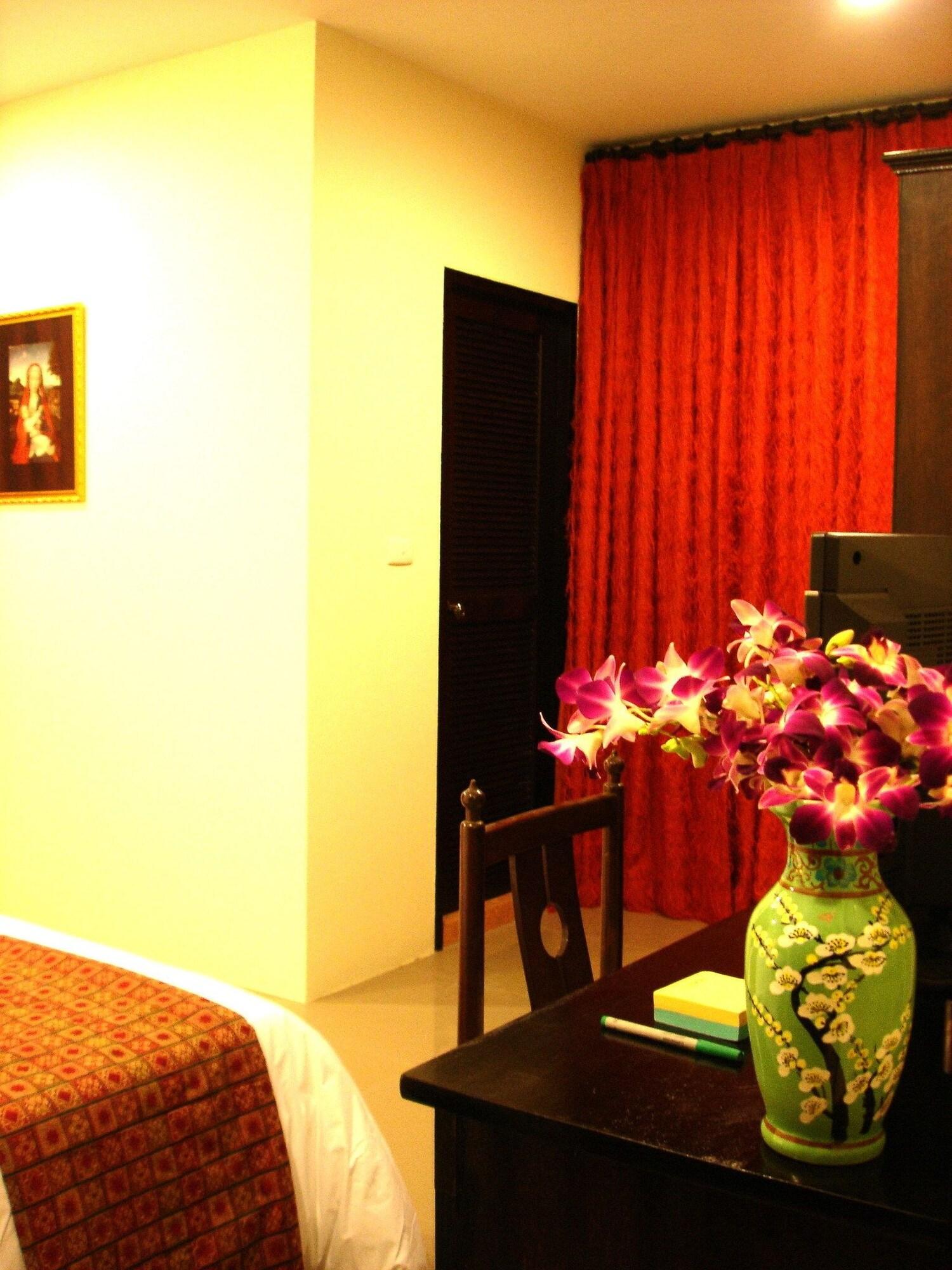 The Bang Khun Phrom Suites Bangkok Luaran gambar