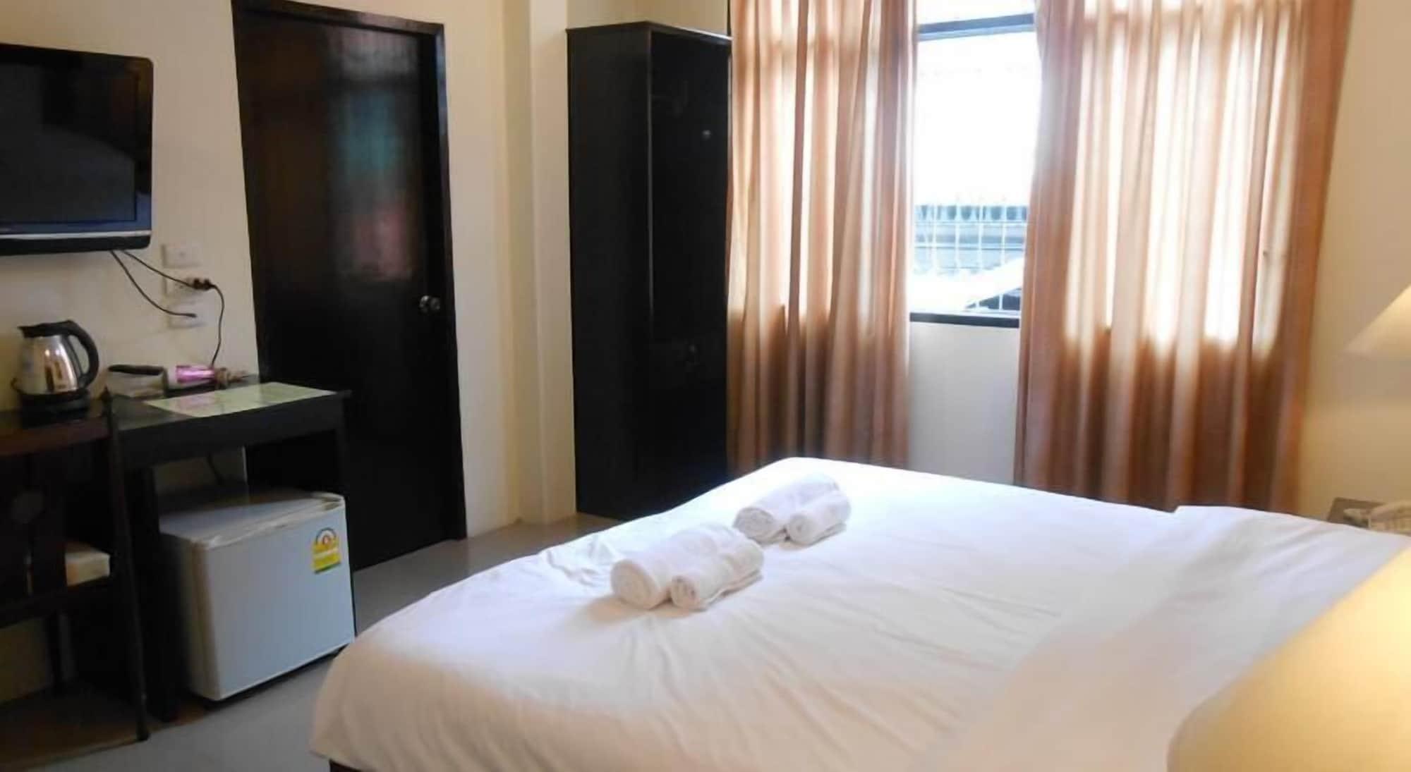 The Bang Khun Phrom Suites Bangkok Luaran gambar